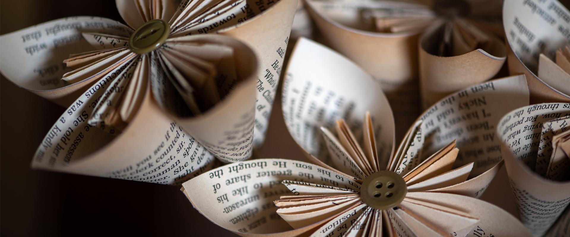 Fabrication de fleurs à partir des pages d'un livre