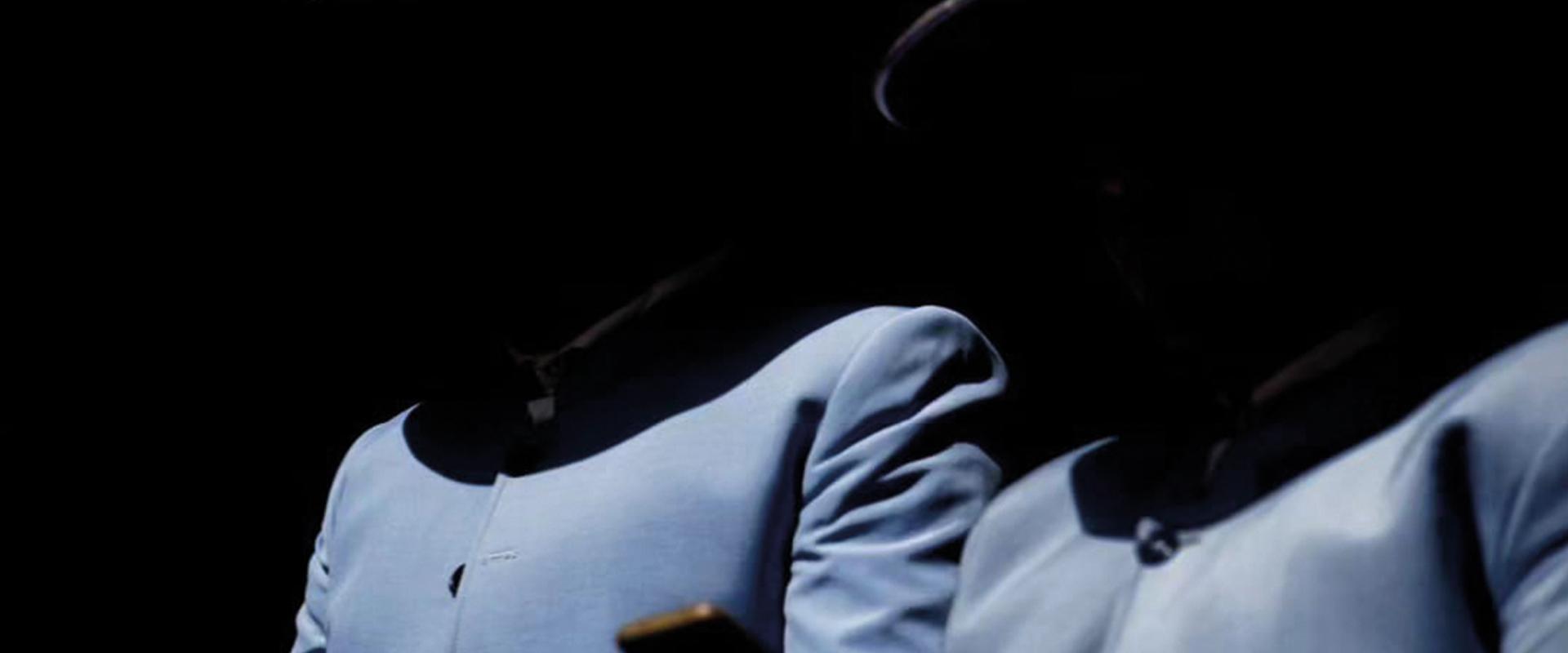 Photographie du club photo représentant 2 personnes dont on ne voit pas le visage