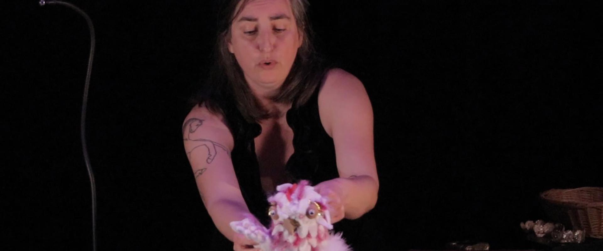 Ana Igluka avec l'une de ses marionnettes