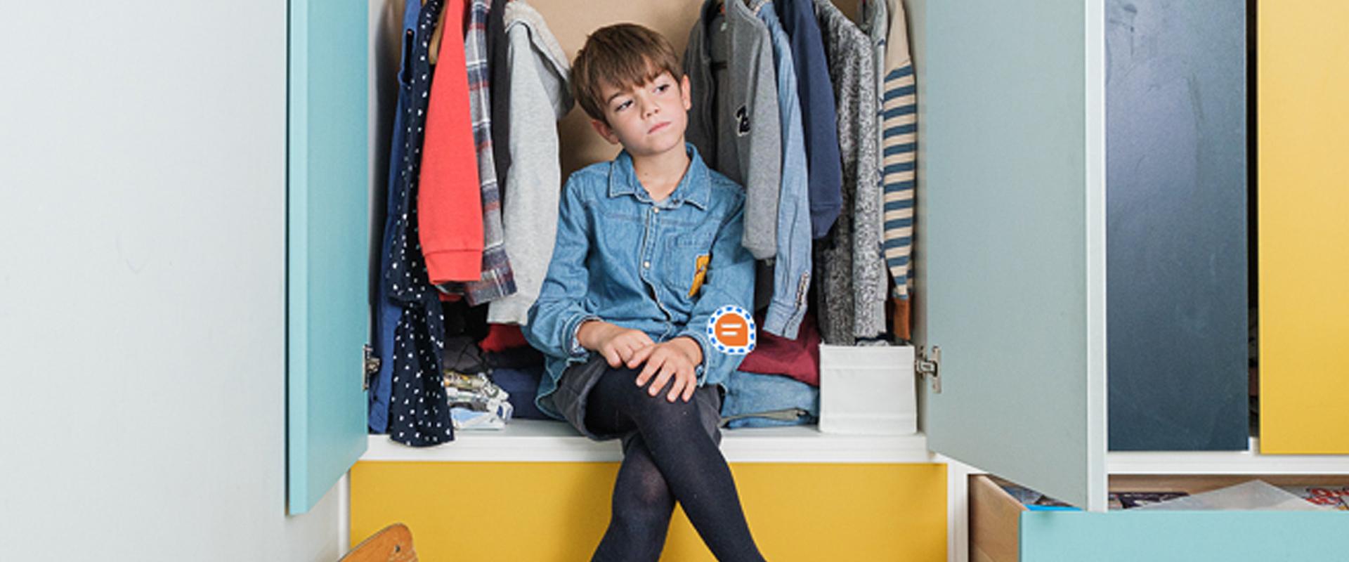 Photo d'un enfant dans son armoire - Par Maylis Rolland