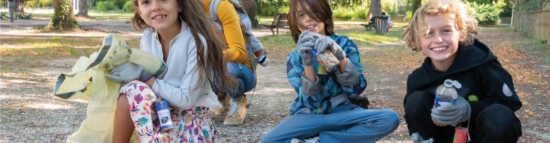Enfants qui ramassent des déchets