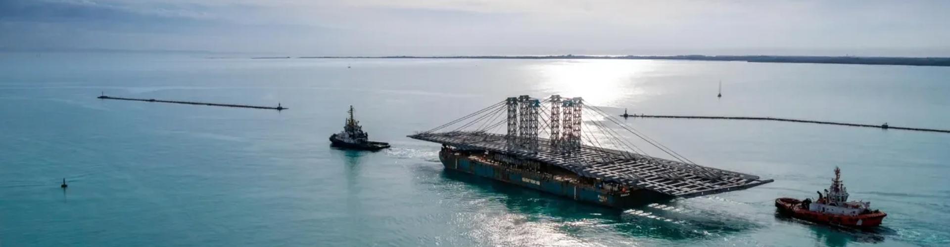 Barge et Tablier du Pont Anne de Bretagne au départ de Monfalcone © Cimolaï